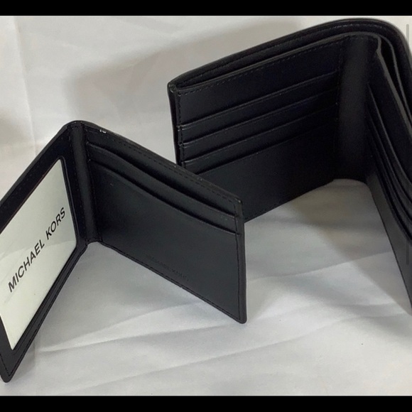 Michael Kors Wallet with Passcase - Picture 2 of 4